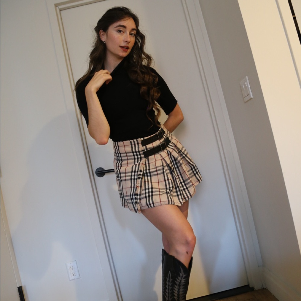 Burberry Beige Plaid Mini Skirt with Buckle Accents - Picture 2 of 2